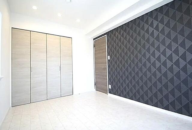 リビング以外の居室／２面採光　約６．０帖洋室　大きめのクローゼット付き　　北側出