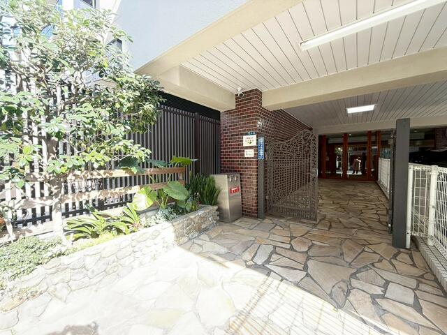 共用部エントランス／落ち着いたアプローチが住まう人を迎える、ピロティ設計ならでは
