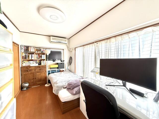 リビング以外の居室／ナチュラルなフローリングと白系の壁でまとめられた居室。家具の