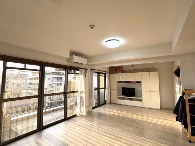 リビング／たっぷり採光で、毎日が心地よくなる開放的リビング。