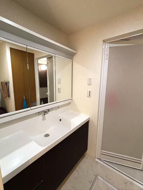 洗面台・洗面所／三面鏡収納付き、朝の身支度が快適な洗面スペース。