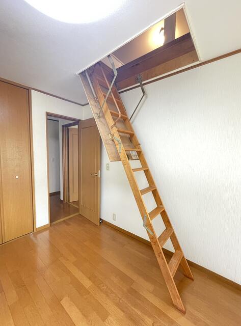 収納／４畳弱に続く、屋根裏収納はしご