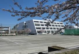 足立区立六月中学校 (560m)