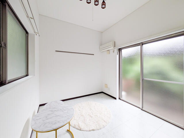 リビング以外の居室／１０２号室の写真引用　※備品はイメージです