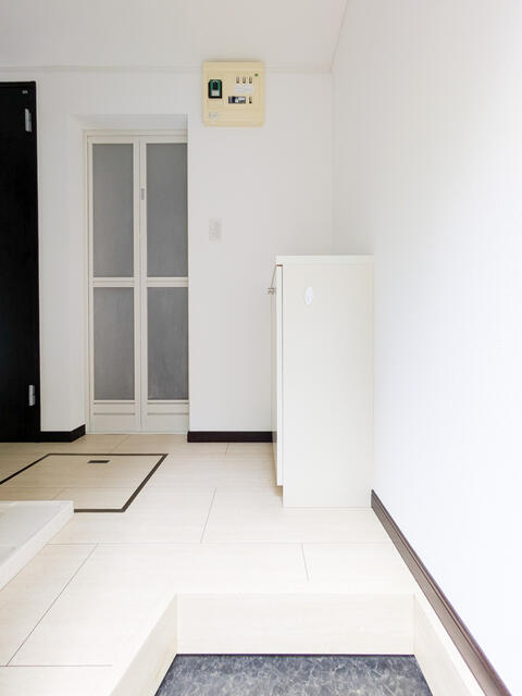 玄関／１０２号室の写真引用　※備品はイメージです
