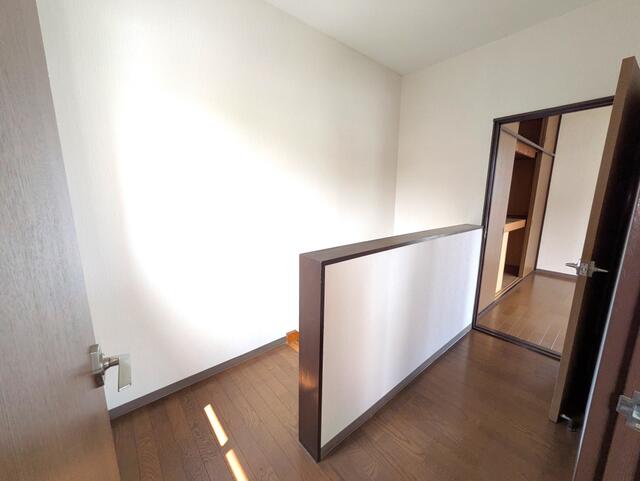 リビング以外の居室／クリーニング前の写真です。現況優先となります。