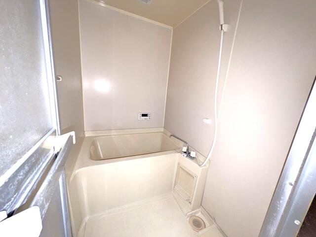 浴室／クリーニング前の写真です。現況優先となります。