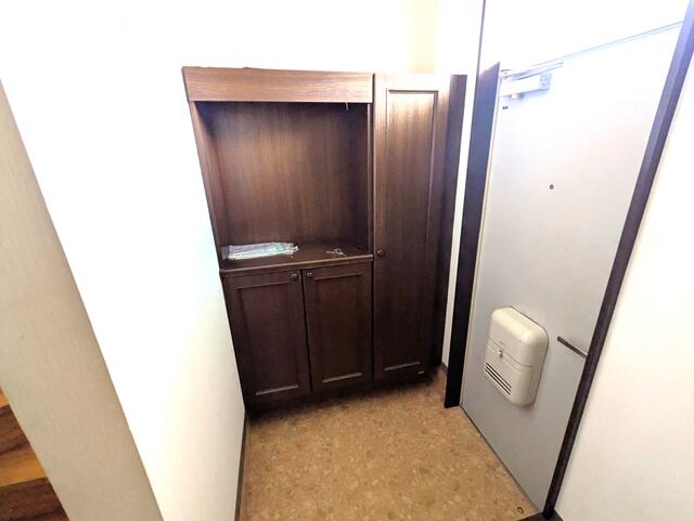 玄関／クリーニング前の写真です。現況優先となります。