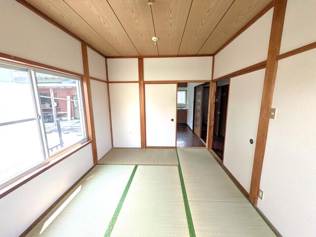 リビング以外の居室／クリーニング前の写真です。現況優先となります。