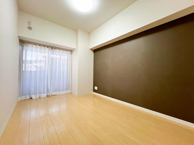 リビング以外の居室／バルコニーに面した６．５帖洋室は、大きな窓からたっぷりの陽光