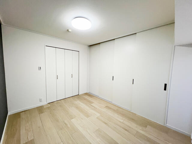リビング以外の居室／和室を洋室に一新したことで、家具配置もしやすい快適空間に。新