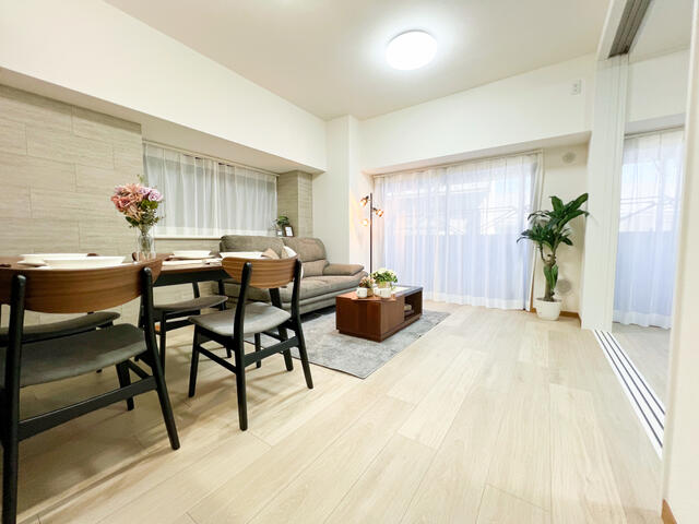 リビング／陽光あふれる南東角部屋の２面バルコニー