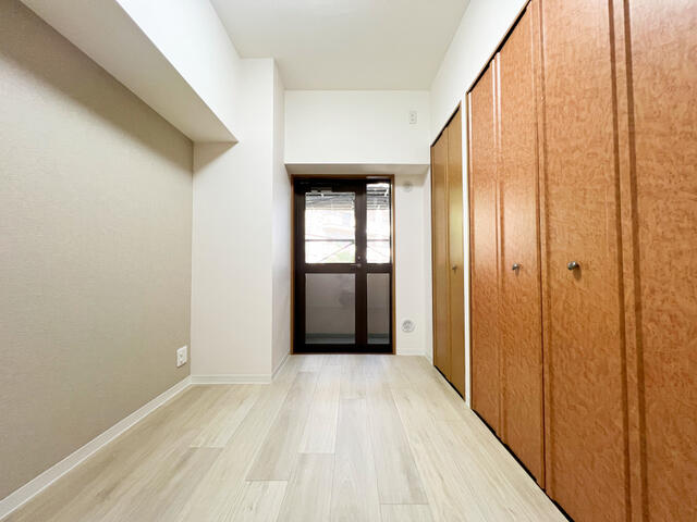リビング以外の居室／キッチン横の５．０帖洋室は、バルコニーに面した明るいお部屋。