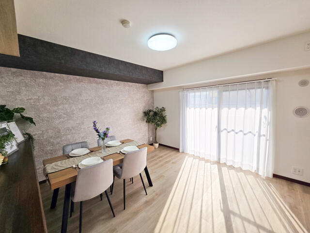 リビング／３階角部屋×２面バルコニーで明るく開放的な住まい