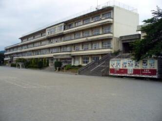 日の出町立大久野中学校 (1,731m)