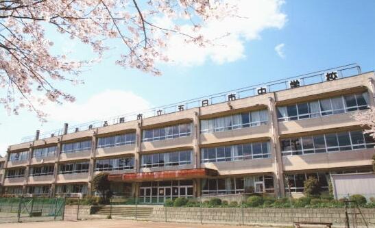 あきる野市立五日市中学校 (1,434m)