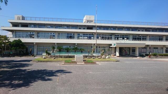 あきる野市立五日市小学校 (1,425m)