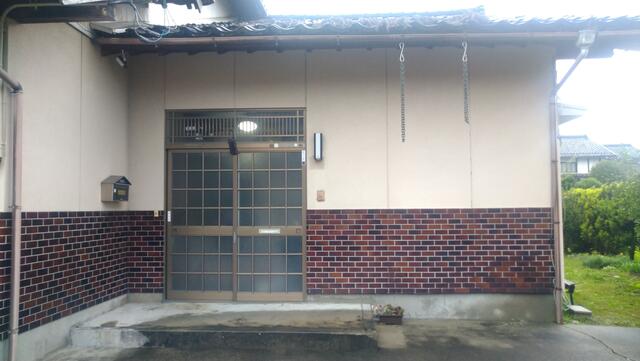 現地（外観）／脇玄関／撮影日2025-10-04