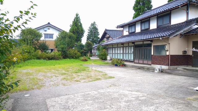 庭／奥の家はお隣です／撮影日2025-10-04