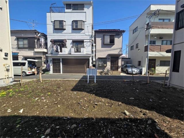 現地土地／土地南側より前面道路に向かって撮影。大通りから１本中に入って