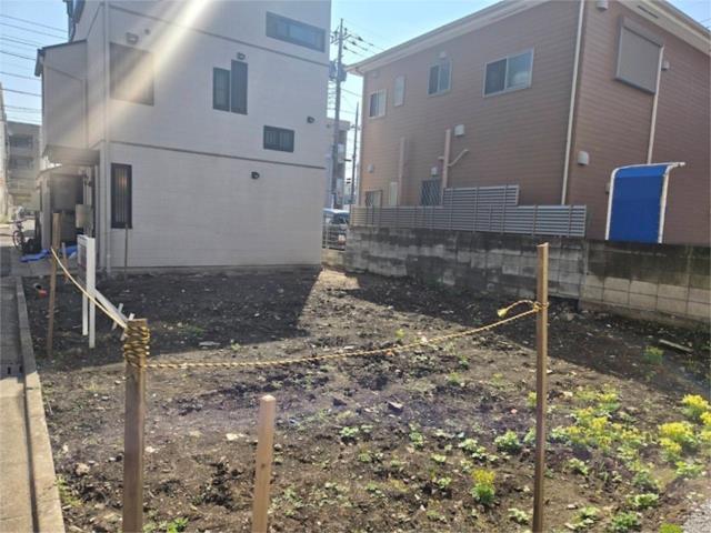 土地西側より東方向を撮影。