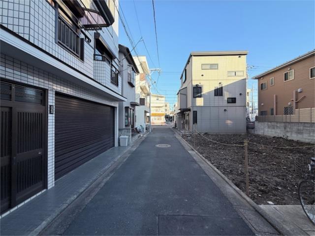 右側が現地です。前面道路は車の走行が少ないため、静かな環境で