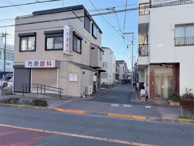 現地東側、同潤会通りから撮影。分譲地は高低差の無いフラットな