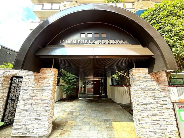 共用部エントランス／円形の屋根が印象的で高級感を感じるエントランス。敷地は外苑東