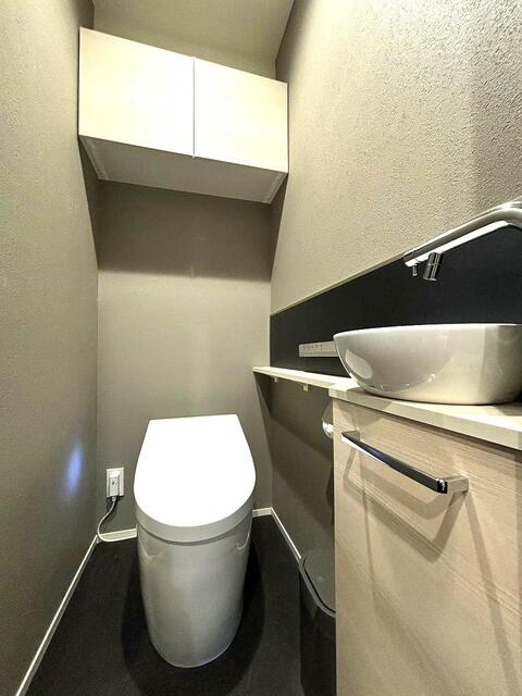 トイレ／タンクレスのウォシュレット機能付きトイレ☆トイレ内に小さい洗