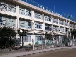練馬区立仲町小学校 (97m)