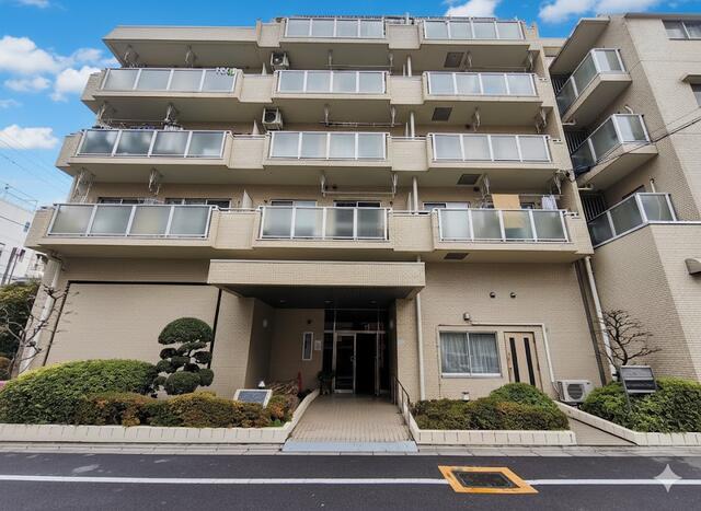 現地（外観）／エントランスは建物の北西側に位置しており、落ち着いた雰囲気の