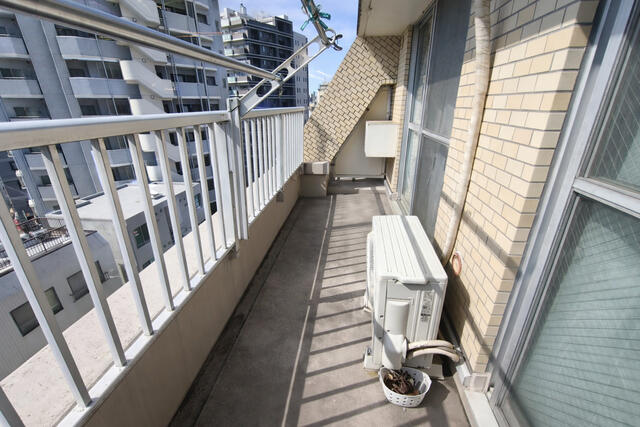 バルコニー／最上階角部屋の開放感に、広々ルーフバルコニーの心地よさが加わ