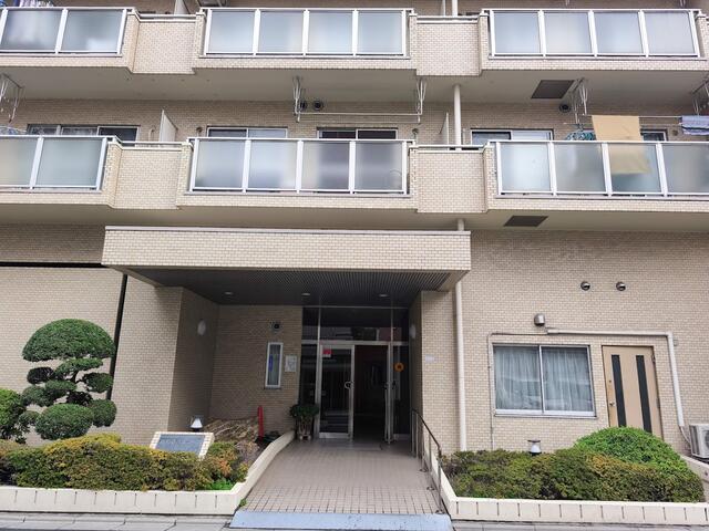 共用部エントランス／建物のエントランスは清潔感があり、帰宅時や外出時も心地よく利