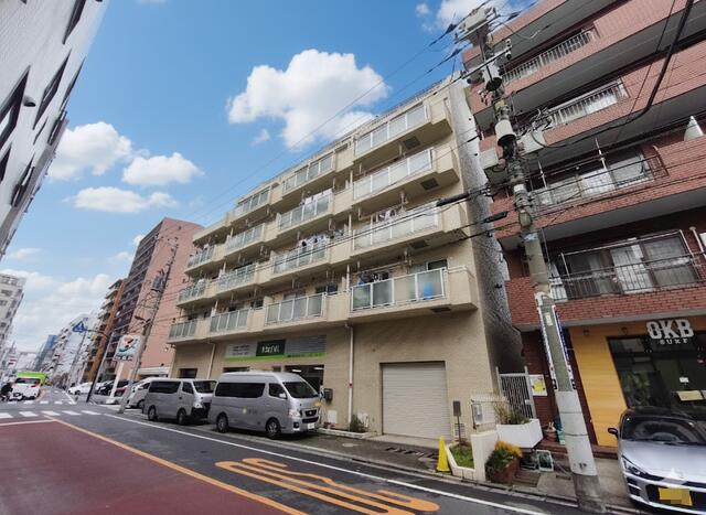 現地（外観）／南西向きで明るさに恵まれた住まいです。最上階の角部屋ならでは