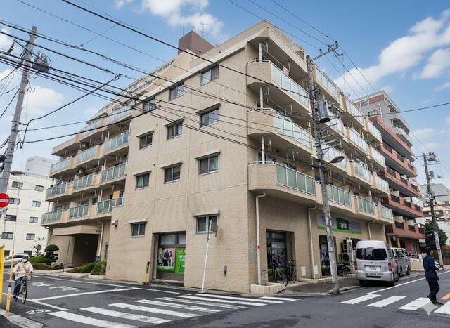 現地（外観）／三方を道路に面した開放感のある建物です。建物から徒歩１分にセ