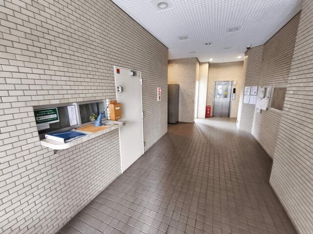 共用部エントランス／清潔感あふれるエントランスで、日々の出入りも気持ちよくお過ご