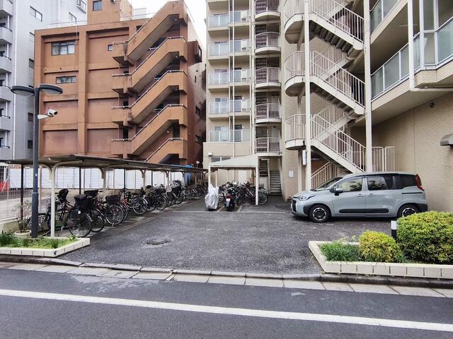 駐輪場は交通量が南西側道路に比べて少ない北東側道路に接してお