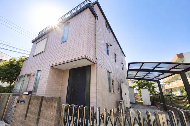 現地（外観）／シンプルで洗練された外観が、住まい全体の質を高める佇まい。周