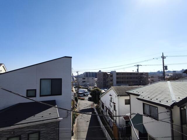 住戸からの眺望／３階建ならではの高さから、周囲の景色を見渡せる心地よい眺望が