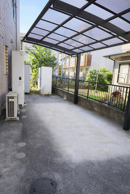 現地（駐車場）／門扉と屋根を備えた駐車場で、天候を気にせず快適に利用できる環