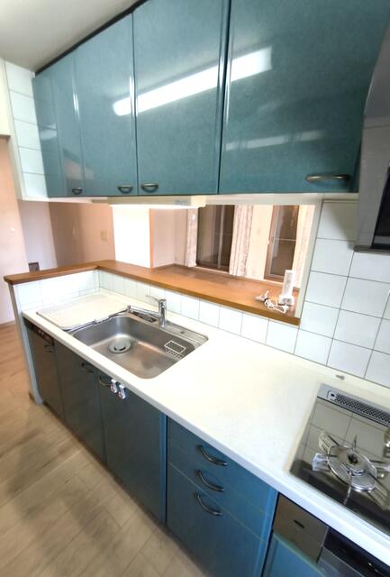 キッチン／３口ガスコンロとグリルが調理を快適にするカウンターキッチン。