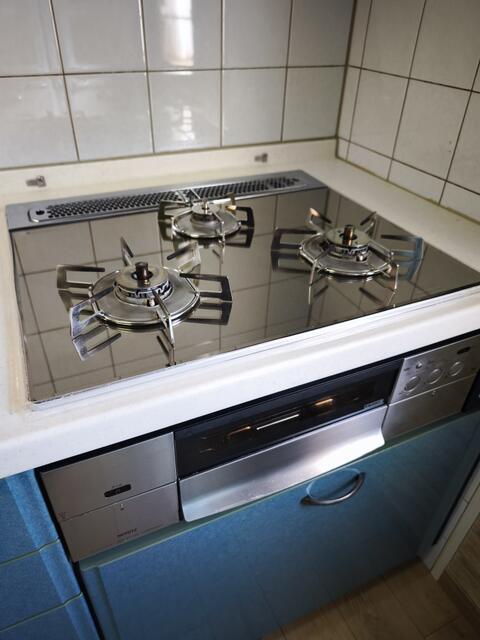 キッチン／３口ガスコンロとグリルを備えた機能的なキッチン。出窓から光が