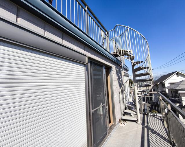 バルコニー／陽当たりのよいバルコニーから心地よい光が差し込み、室内まで明