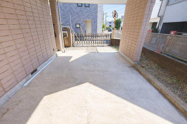 現地（駐車場）／敷地内に２台分の駐車スペースを備え、車をよく使うご家庭にも便