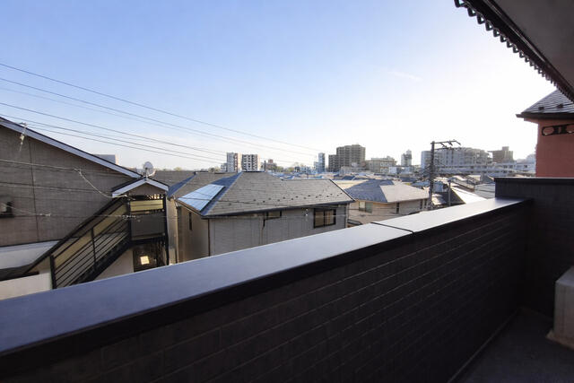 住戸からの眺望／バルコニーからの眺望。周辺の屋根越しに遠くまで見渡せる開放的