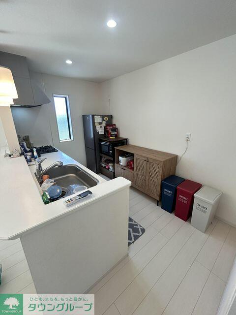 キッチン／キッチン裏のスペースにもゆとりがありますので食器棚も置けちゃ