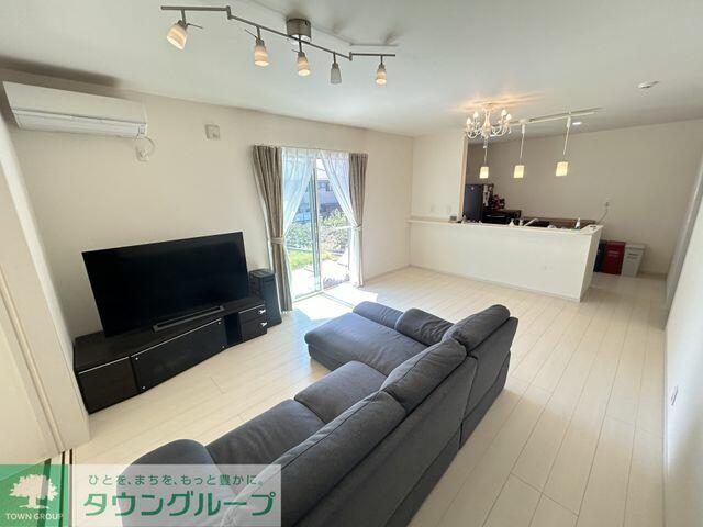 リビング／広くて明るいきれいな16帖の解放感あるリビングです。※家具家