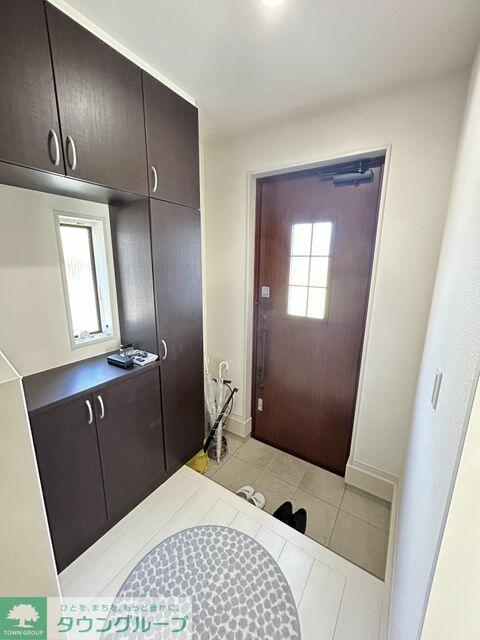 玄関／側面に窓があり明るい玄関です。