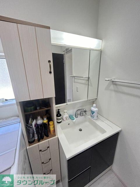 洗面台・洗面所／三面鏡のシャンプードレッサーは収納が豊富です。