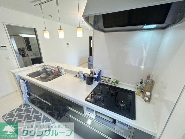 キッチン／広くて使いやすいガス3口コンログリル付きのキッチン。※家具家